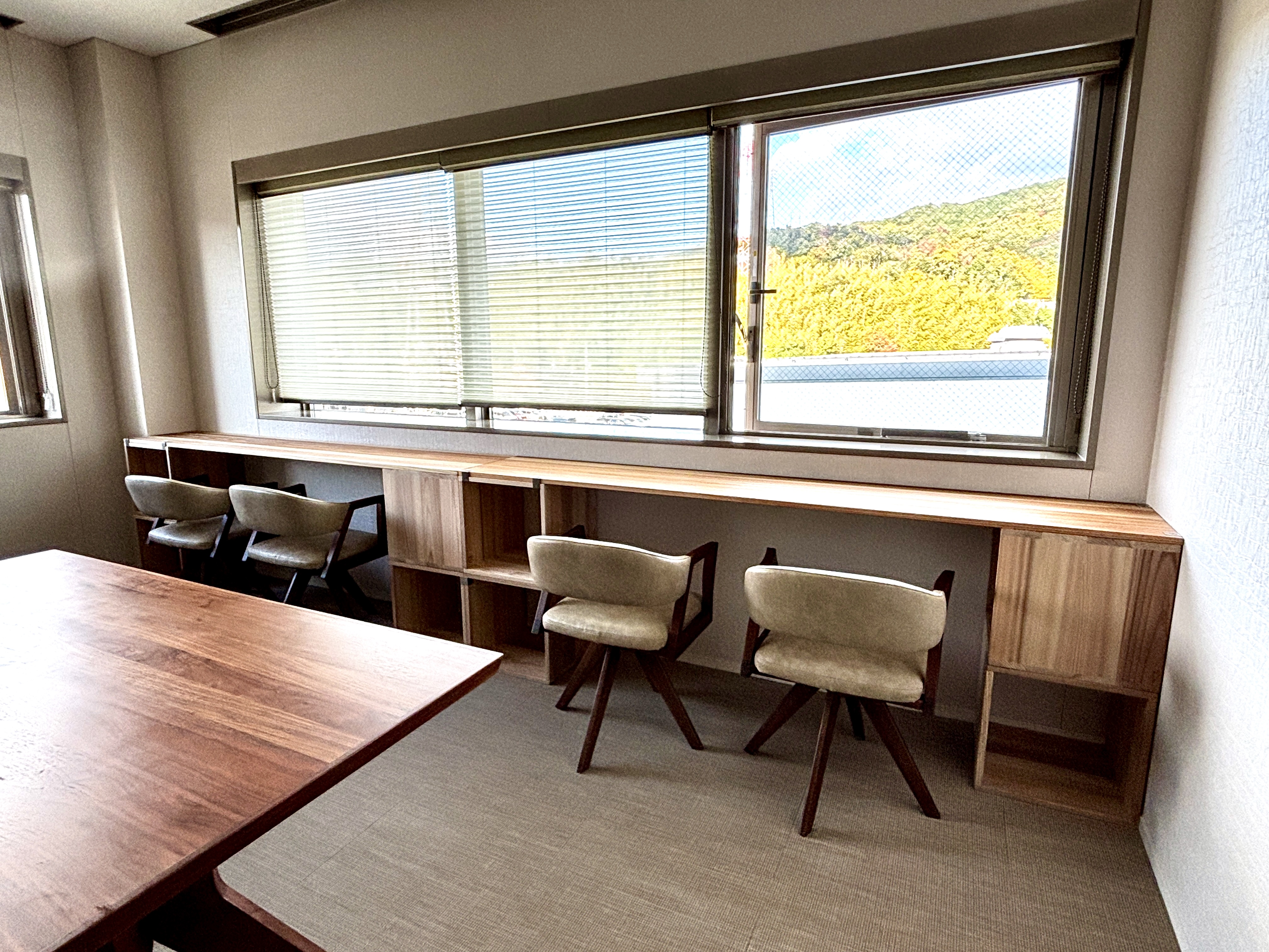 大阪府　高槻市 株式会社テクノ高槻 様<br />
<span>もくわくの使用用途：社員及び来客様用くつろぎ空間のテーブル及び収納棚として使用</span>